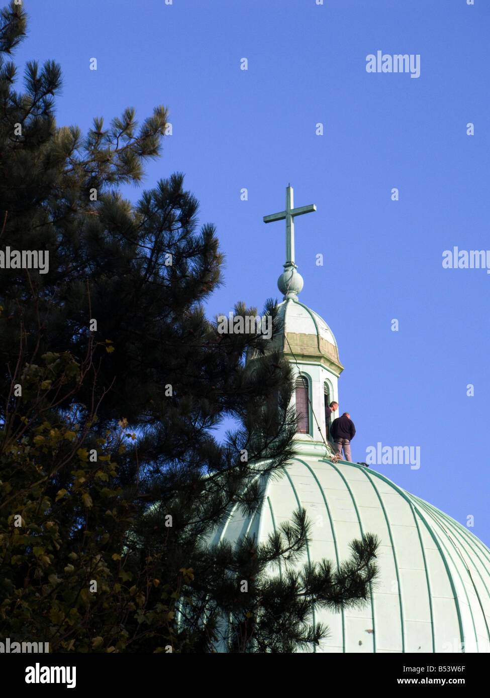 Homme debout sur le dôme de l'église St Joseph, Highgate Hill, Londres Banque D'Images