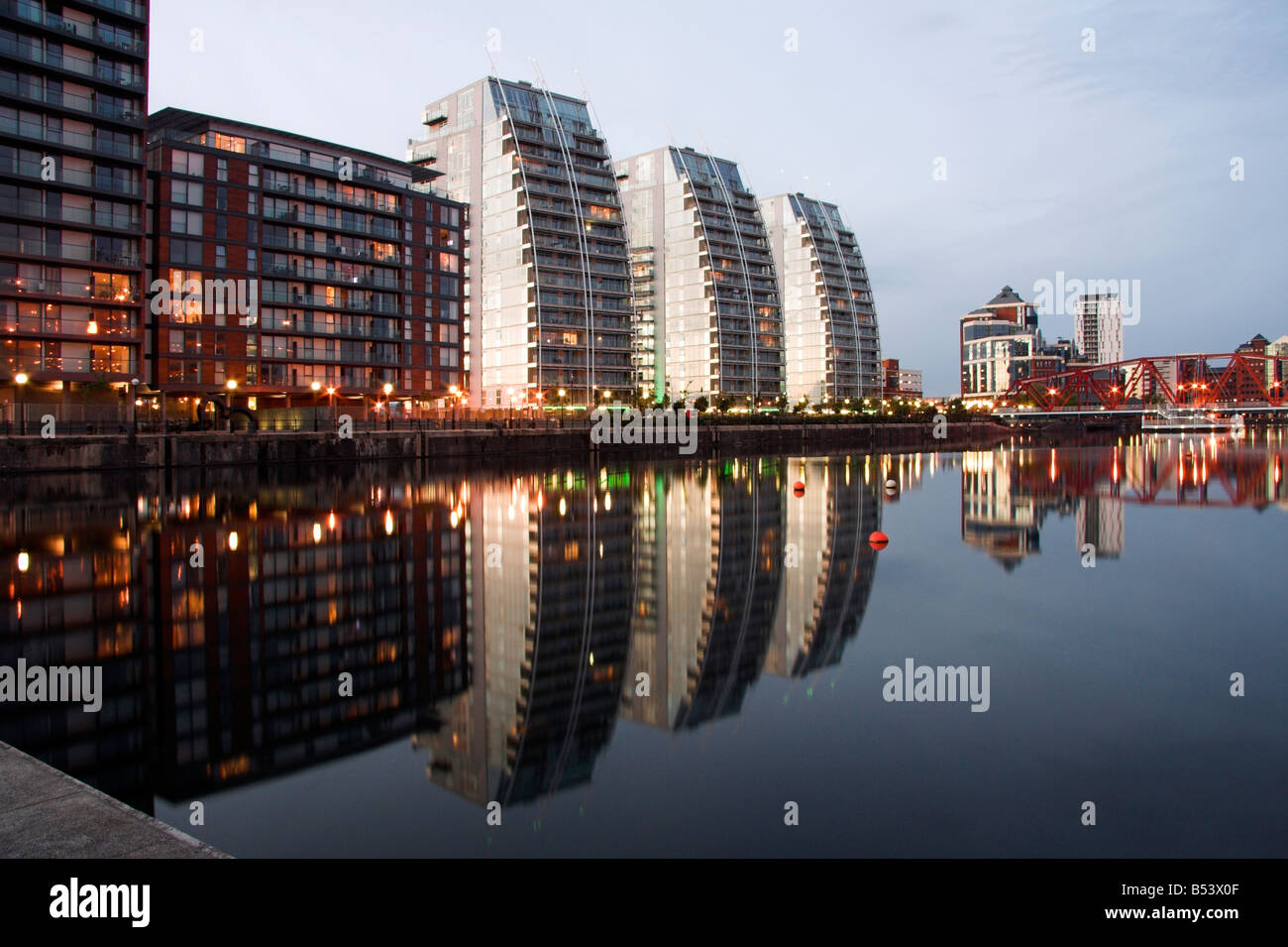 Appartements modernes, Huron, bassin, pont de Detroit avec Victoria House en arrière-plan, Salford Quays, Manchester, UK Banque D'Images