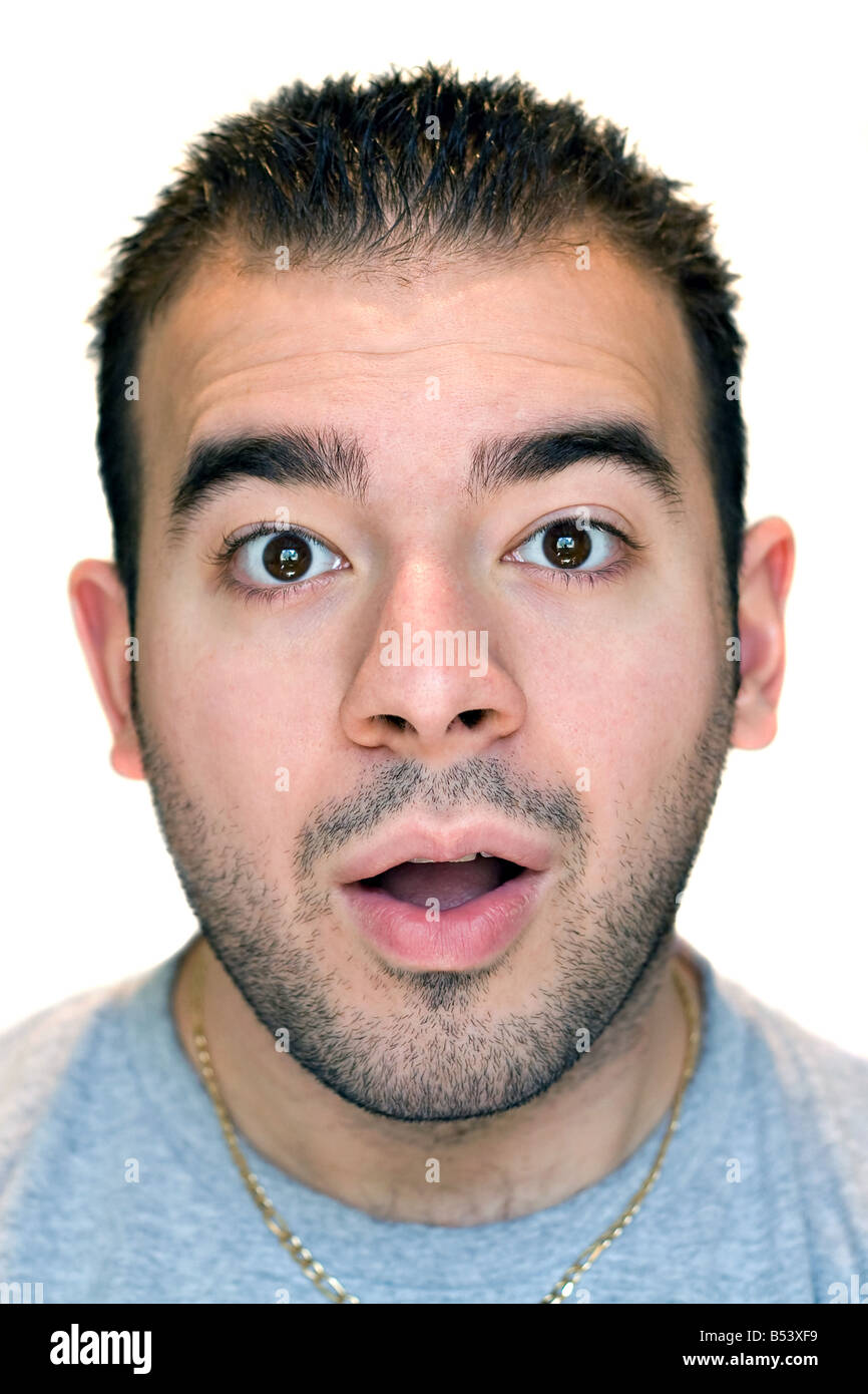 Un jeune homme avec un regard effrayé ou surpris sur son visage Banque D'Images