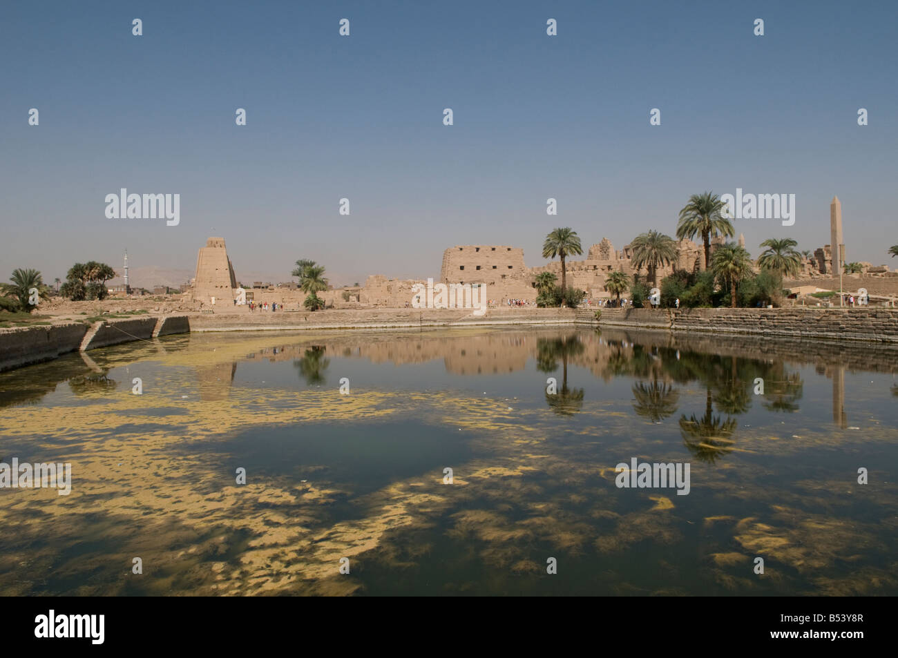 Voir le lac sacré de la Cité parlementaire d'Amon-Rê le Temple de Karnak à Louxor Égypte près de complexes Banque D'Images