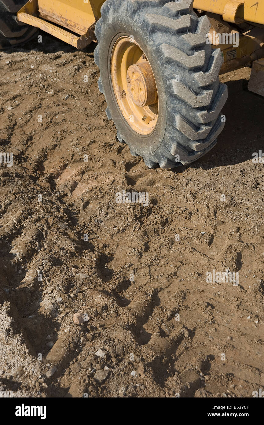 Les traces de pneus dans la boue de terre avec des roues de camion à benne Détail At Construction Site Banque D'Images