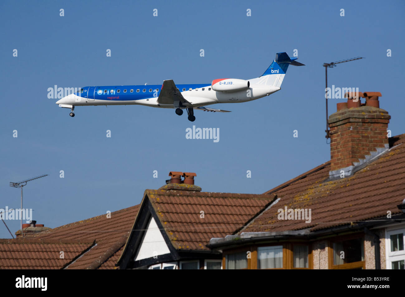 BMI British Midland Embraer ERJ-145EP G-RJXB près de l'aéroport de Heathrow, Londres. Royaume-uni (41) Banque D'Images