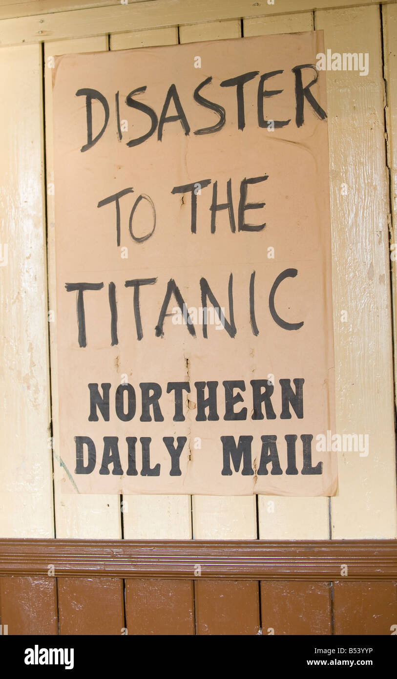 Un vieux journal poster pour le naufrage du Titanic dans la nuit du 14 avril 1912 - 15 Avril 1912 Banque D'Images