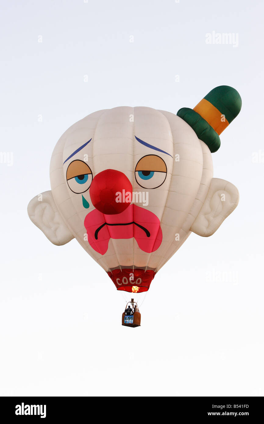 Un clown à visage triste monte en montgolfière lors de la Fête annuelle des montgolfières internationales d'Albuquerque, au Nouveau-Mexique. Banque D'Images