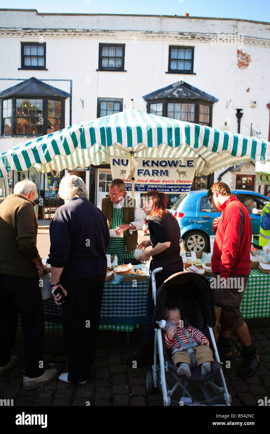United Kingdom West Sussex arundel un décrochage de fromage dans le mensuel farmers market Banque D'Images