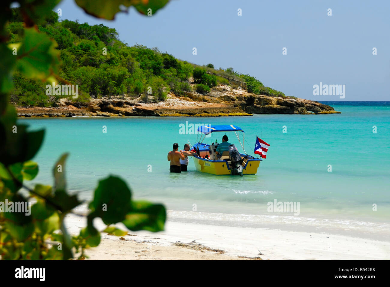 Les hommes sont à la pêche dans la Bahia Sucia (La Playuela Beach) au Los Morrillos Lighthouse (El Faro de Cabo Rojo, Puerto Rico). Banque D'Images