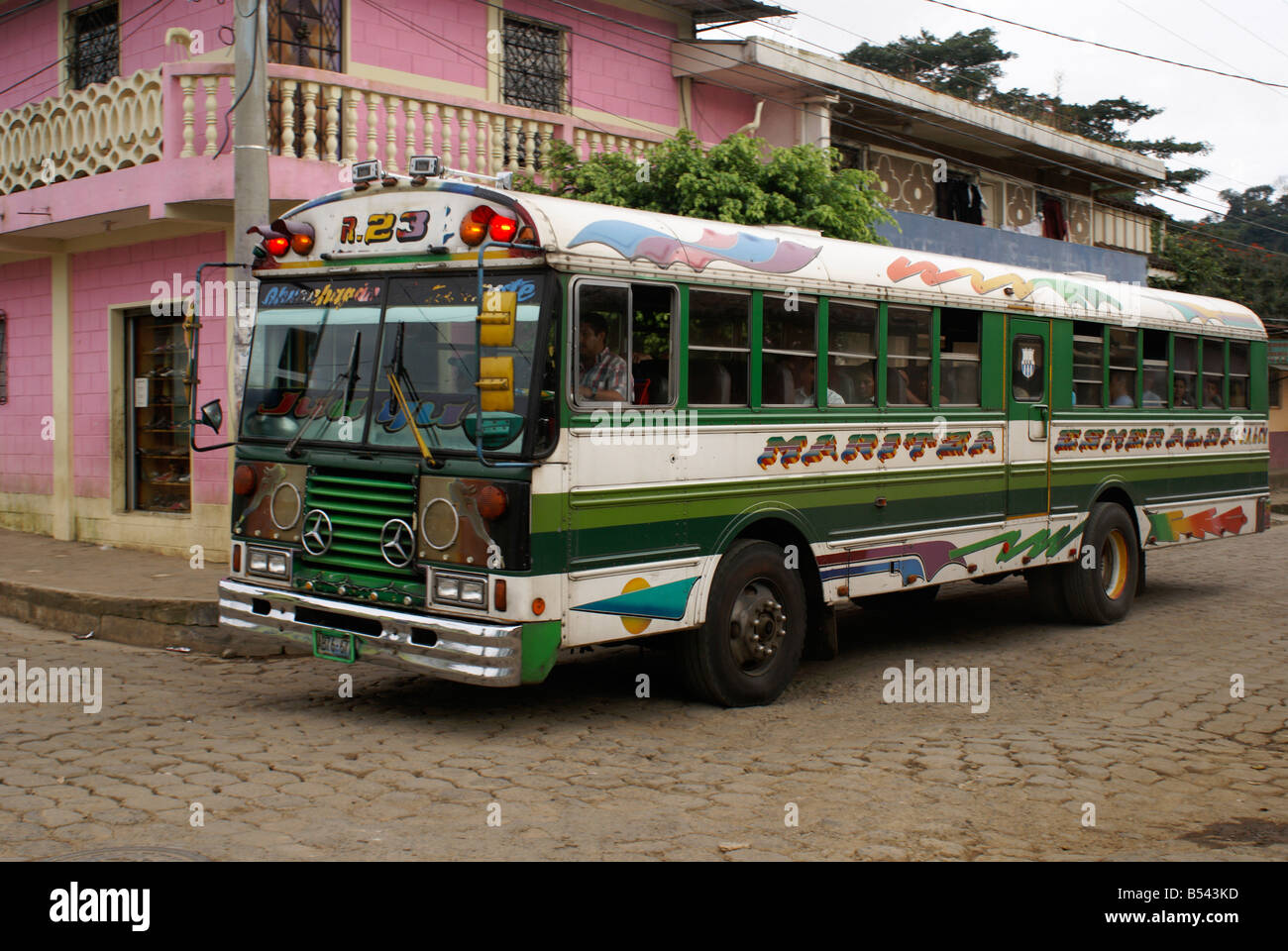 Bus public colorés dans le village de Ataco dans l'ouest de l'Amérique centrale, El Salvador Banque D'Images