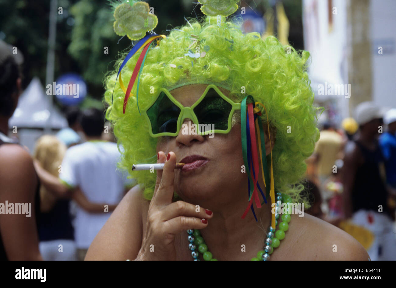 Femme en costume Clown de fumer la cigarette, Olinda, Brésil Carnaval Banque D'Images