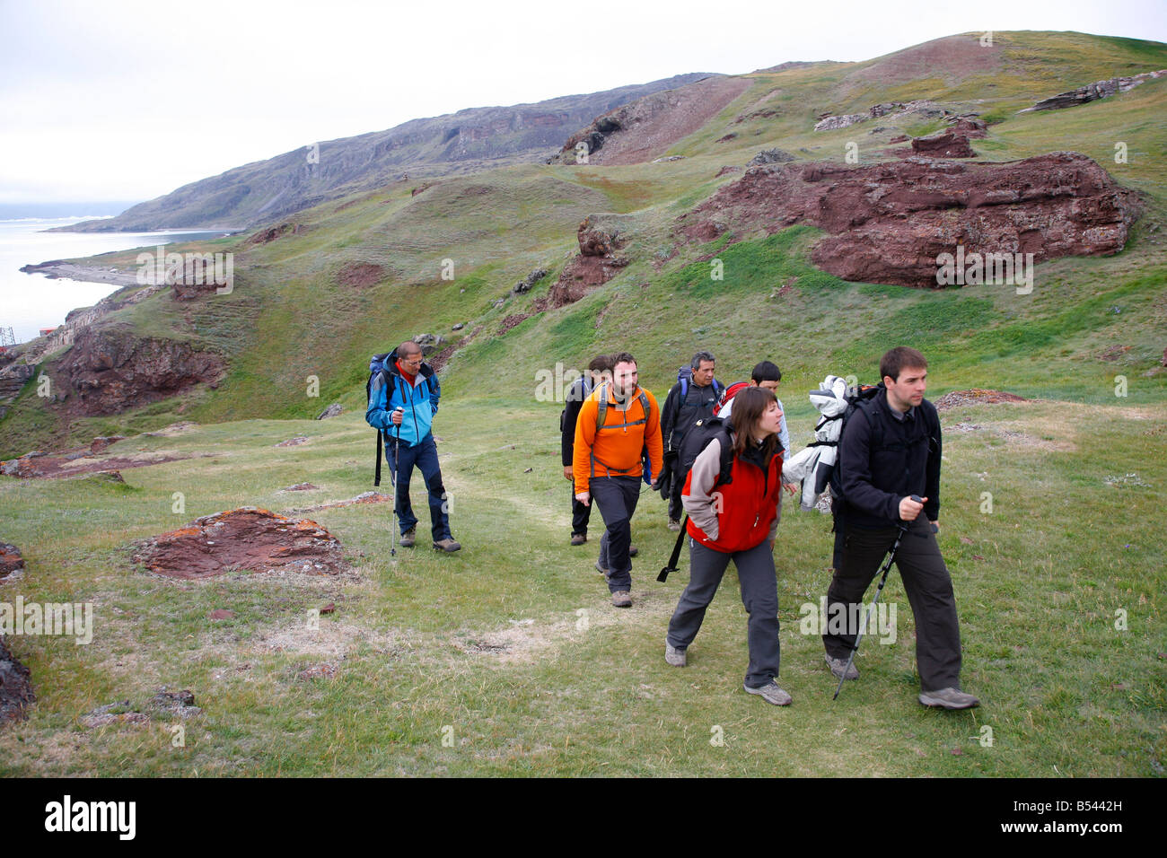 Août 2008 - Les Randonneurs marche dans la montagne dans la région de Qassiarsuk sud du Groenland Banque D'Images