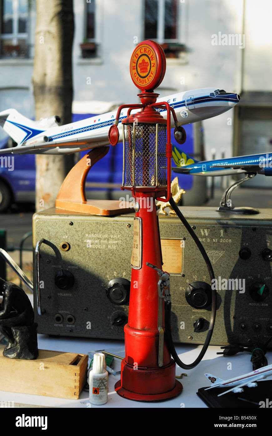 Paris France, détail, vente de garage commercial, quartier 'vide Grenier' 'objets d'occasion' marché d'antiquités français, ancienne pompe à essence française vintage, pompe à essence Banque D'Images
