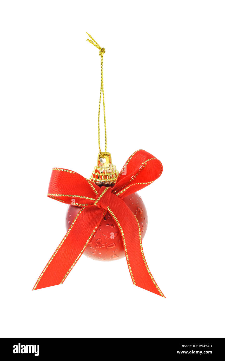 Boule de Noël rouge avec arc rouge ruban sur fond blanc Banque D'Images