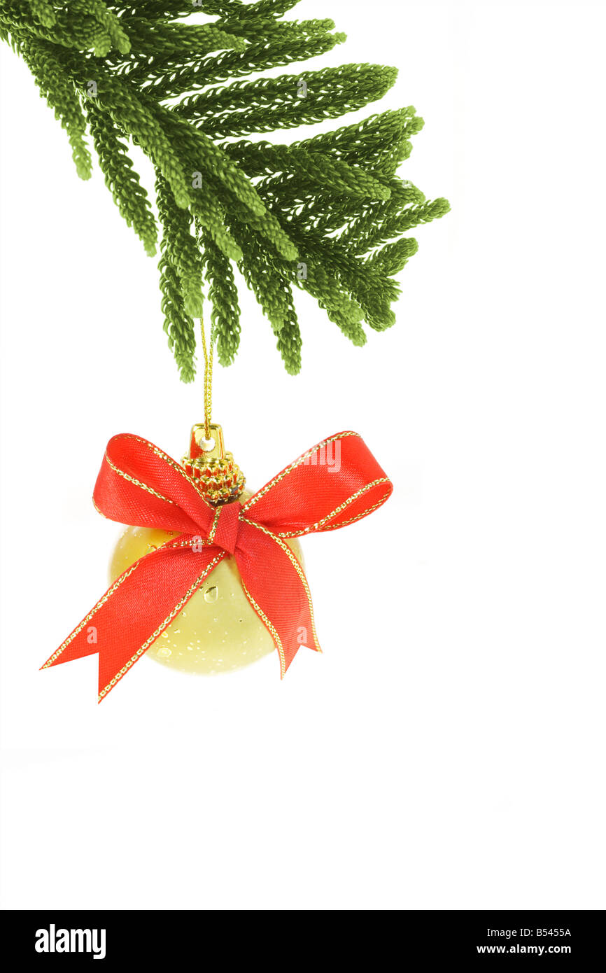 Boule de Noël rouge avec ruban bow accroché sur le pin Banque D'Images