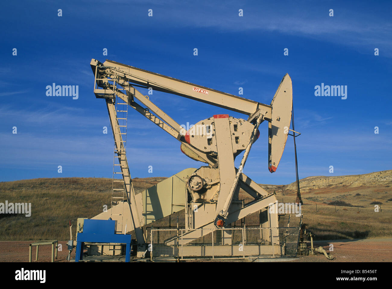 Puits de pétrole ou de pompage de pétrole Pumpjack Bakken réserver Dakota du Nord USA, par Dominique Braud/Dembinsky Assoc Photo Banque D'Images