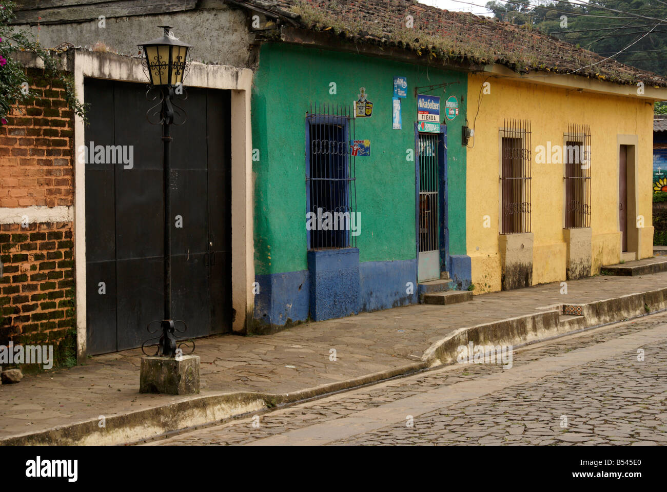 Maisons coloniales espagnoles dans le village de Ataco dans l'ouest de l'Amérique centrale, El Salvador Banque D'Images