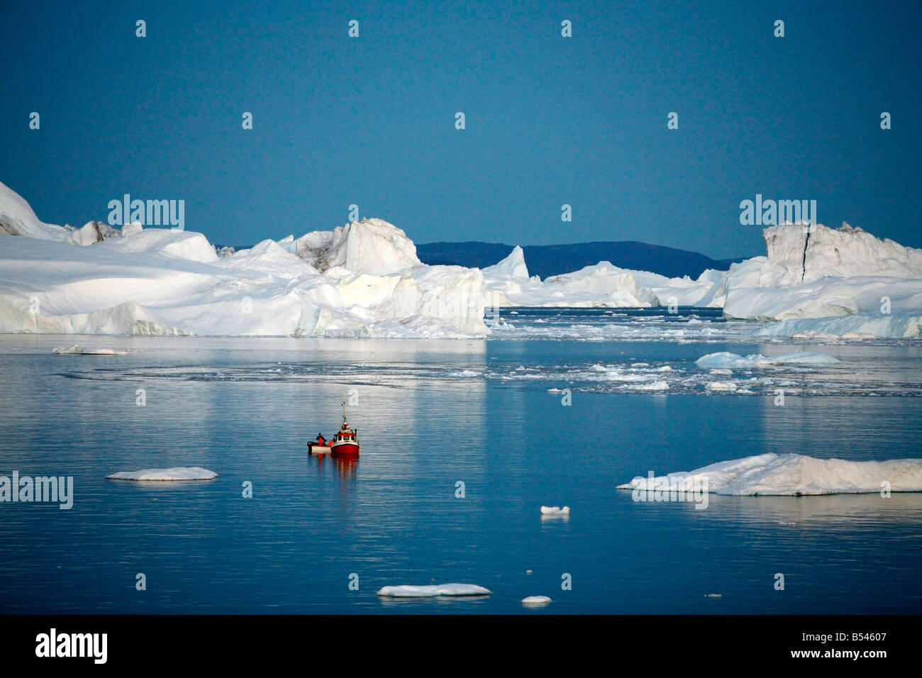 Août 2008 - bateau de pêche par le Glacier Kangerlua Ilulissat Sermeq Kujalleq également connu sous le nom de la baie de Disko au Groenland Banque D'Images