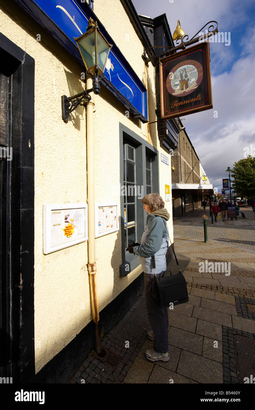 Femme à la pub à Fort William en Ecosse menu UK Banque D'Images