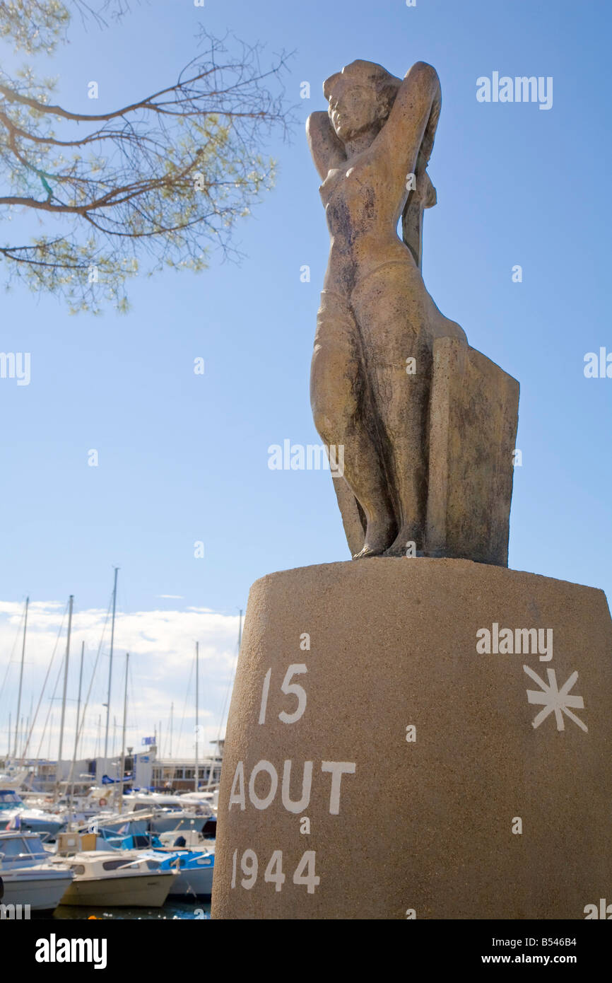 Une sculpture au port rappelle l'arrivée des troupes alliées à Sainte-Maxime sur la Côte d'Azur / Provence le 15 août 1944 Banque D'Images