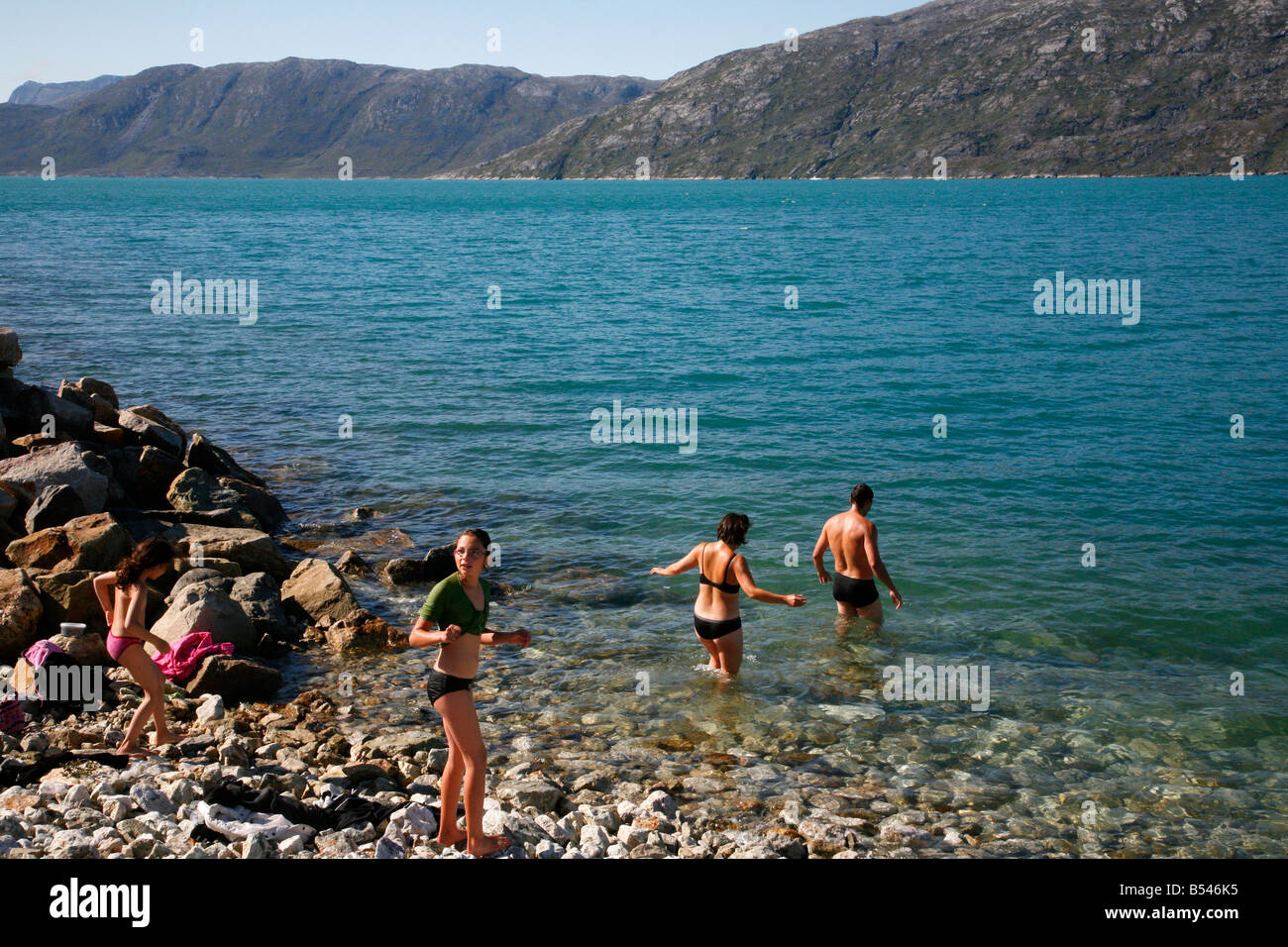 Août 2008 - Famille baignant dans l'eau froide à Ivigtut Groenland Banque D'Images