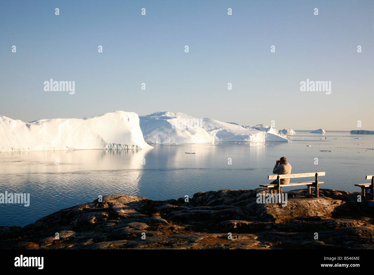 Août 2008 - l'homme regardant le Glacier Kangerlua Ilulissat Sermeq Kujalleq également connu sous le nom de baie de Disko, Ilulissat, Groenland Banque D'Images