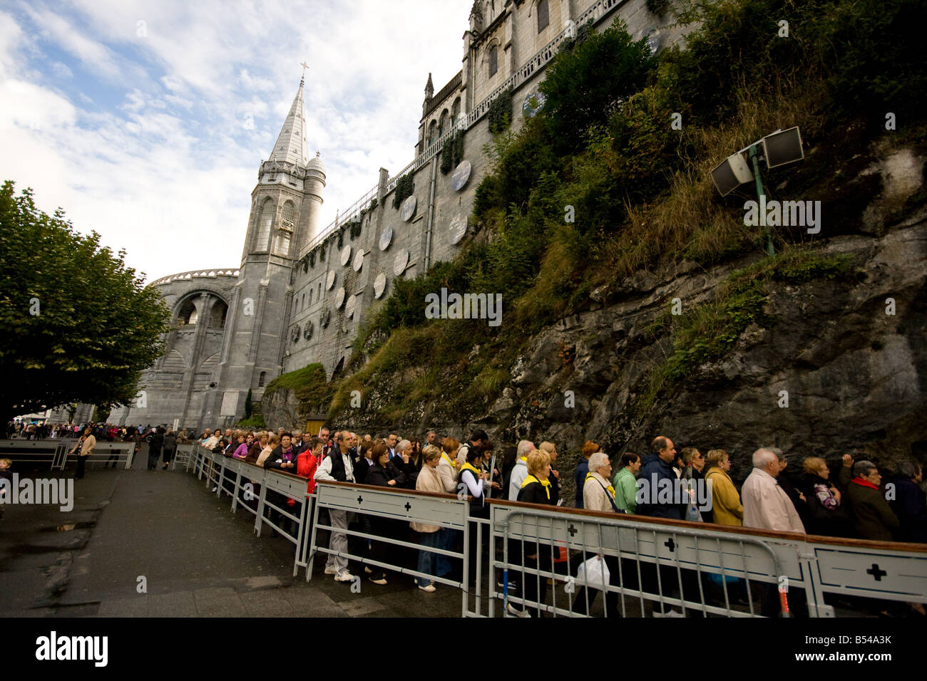 En attendant d'entrer dans la Sainte Grotte - Lourdes, France du Sud Banque D'Images