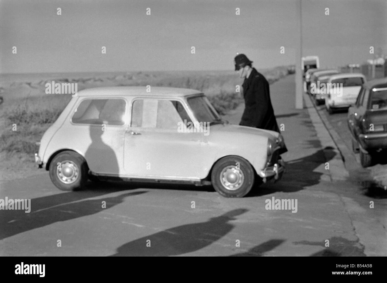 Femme morte trouvée sur la plage au fleuve Annexe. Scène de la tragédie montrant un policier en voiture le mini qui est présumé être la propriété de la femme morte. ;Novembre 1969 ;Z10766-006 Banque D'Images