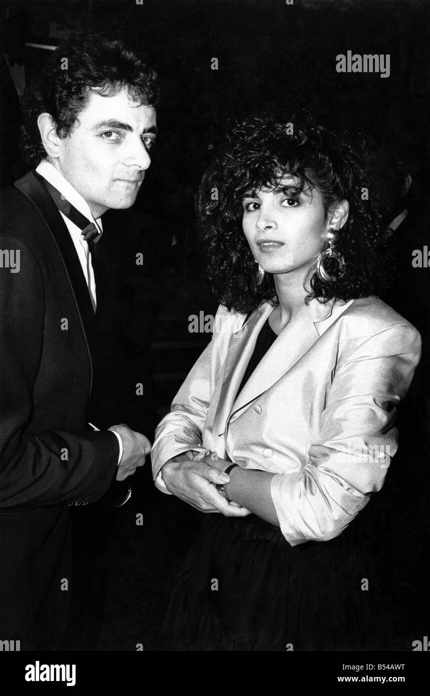 Le comédien Rowan Atkinson et petite amie Sunetra BBC constituent un artiste. &# 13 ;&# 10;Circa 1989&# 13 ;&# 10;P017003 Banque D'Images