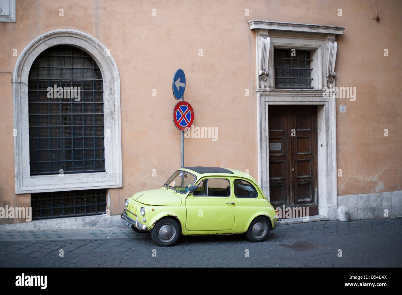 Fiat 500 d'origine dans l'ancienne Rome, Rome. Italie Banque D'Images