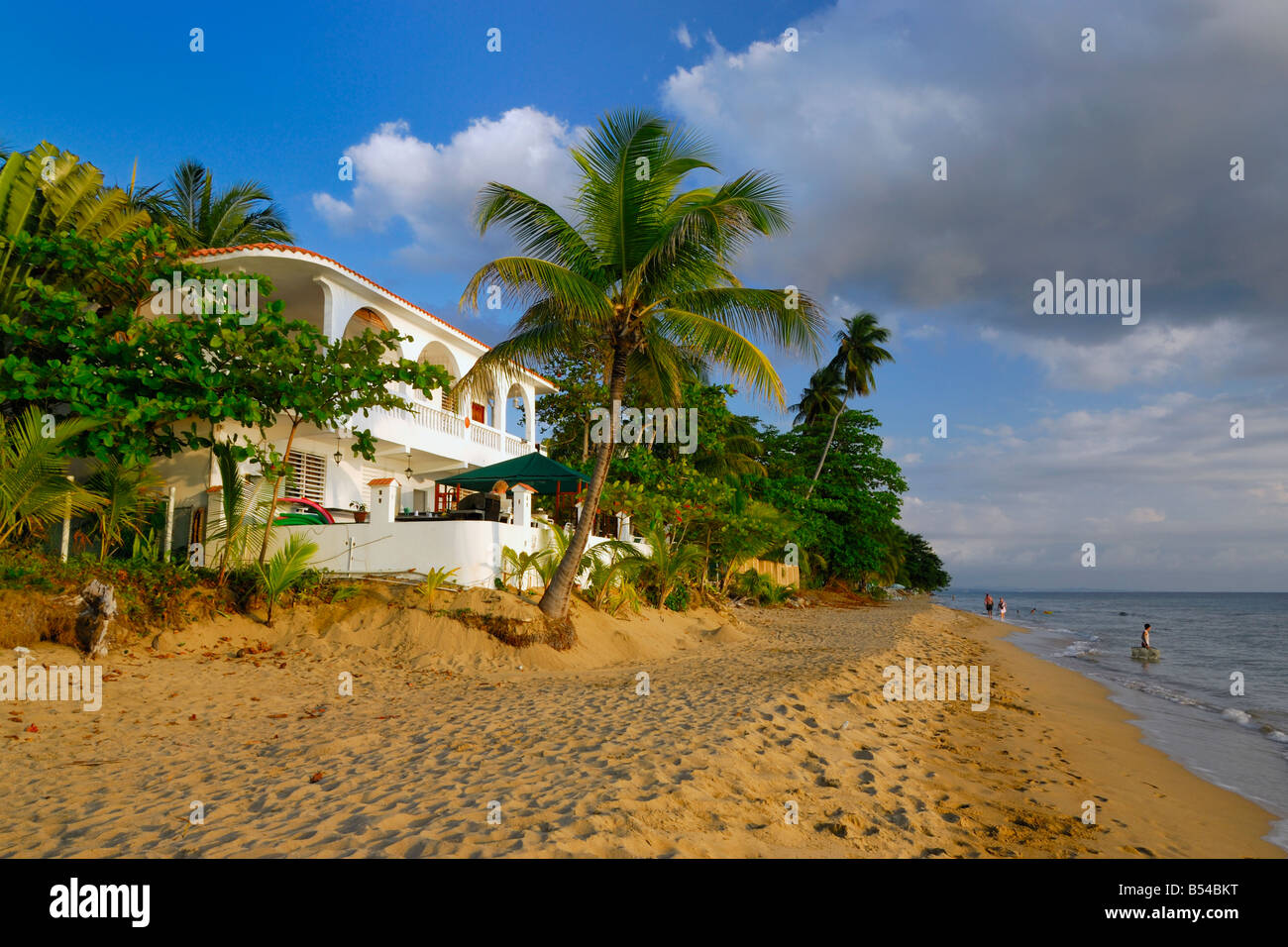 De nombreuses résidences privées en premier lieu est situé sur la plage publique de Rincón, Puerto Rico. Banque D'Images
