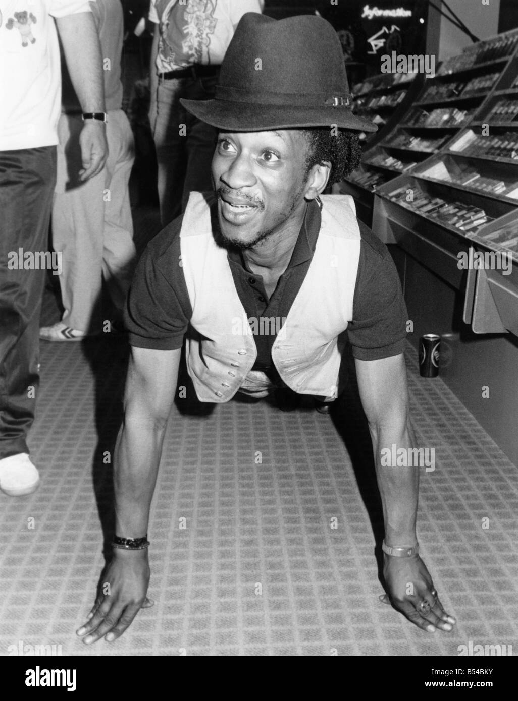Brinsley de Aswad a participé à un événement de bienfaisance, remplissage des poubelles avec des albums de soulever la Tamise9,000 ú plat Téléthon. ;Mai Banque D'Images