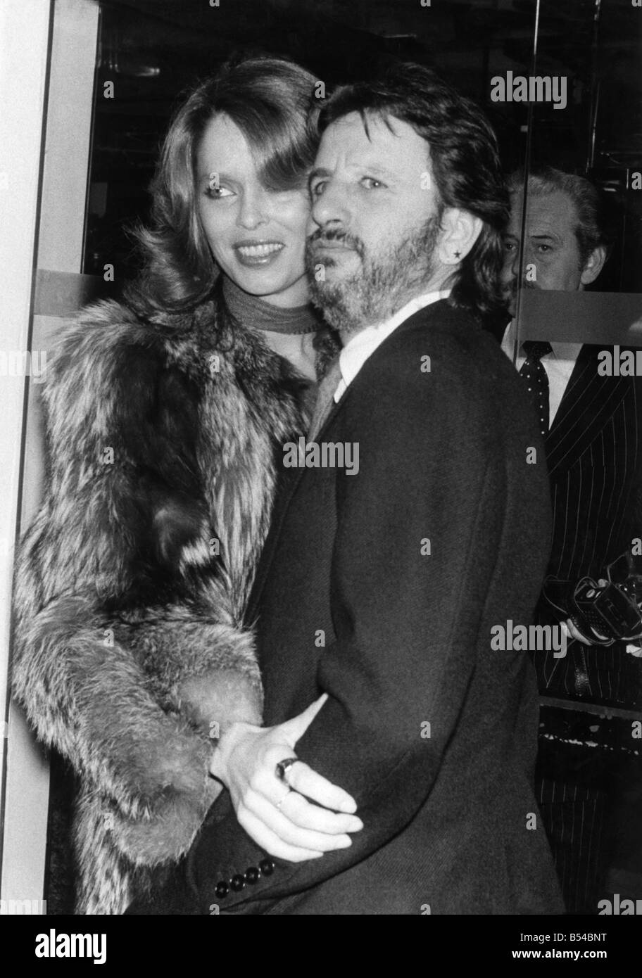 Ringo Starr arrivant pour l'anniversaire de l'actrice Elizabeth Taylor avec son épouse Barbara Bach. Novembre 1987 P017258 Banque D'Images