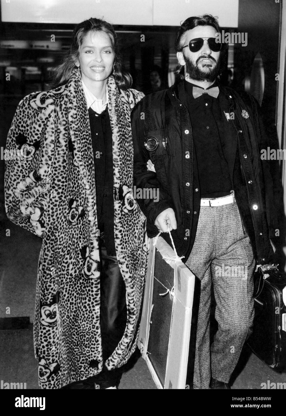 Ringo Starr et sa femme Barbara Bach photographié hier à Heathrow, de partir pour Nice. Décembre 1985 P017286 Banque D'Images