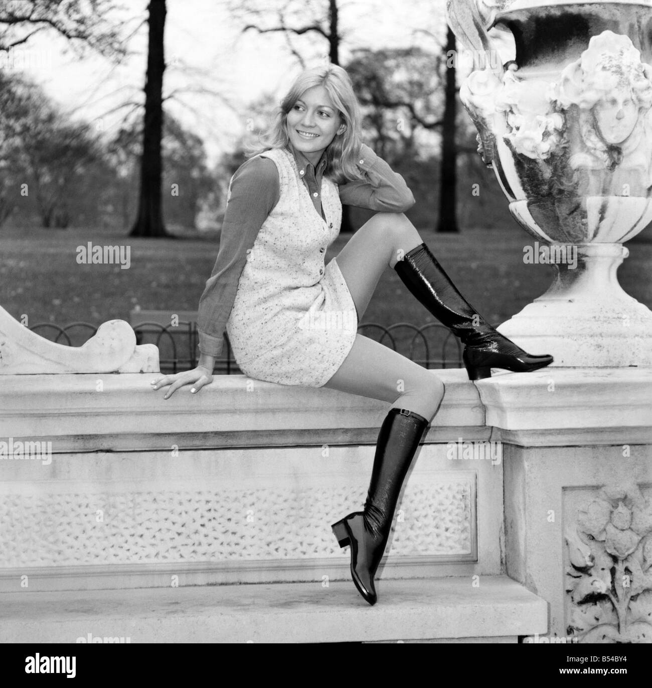 La mode. Les vêtements. Femme. Monica Hahn 69/11modélisation d bottes.  Novembre 1969 Z11146-002 Photo Stock - Alamy