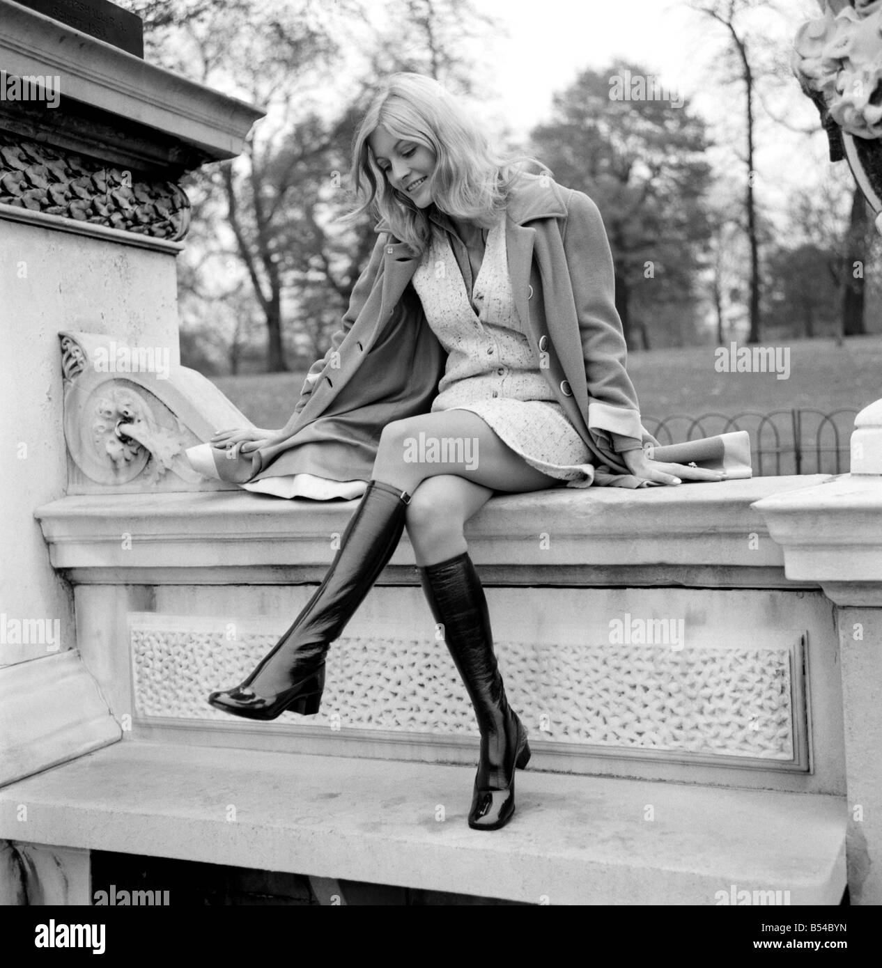 La mode. Les vêtements. Femme. Monica Hahn 69/11modélisation d bottes.  Novembre 1969 Z11146-006 Photo Stock - Alamy