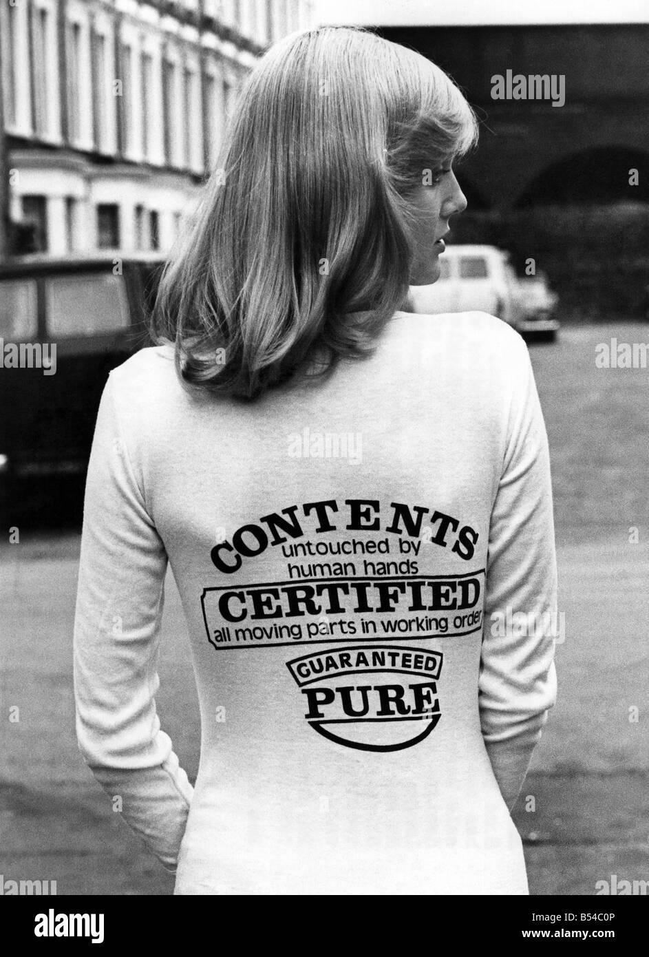 - La mode des années 1970 : Tee hee Shirts. Certaines personnes vont porter quoi pour rire. C'est pourquoi le T-shirt est devenu le t-shirt tee hee. Pour la génération création en vue d'une vente rapide en ont fait un top-selling giggle garment avec dessins amusant toute la fureur. L'homme derrière bon nombre des dessins et modèles industriels est Bob Lange, 28 ans, qui dirige une entreprise avec son frère dans le nord de Londres. Il a déclaré : "Nous sommes fiers d'avoir les dessins les plus barbares." Les ventes de leurs €1,75 pour les garçons et les filles à l'adolescence et la vingtaine de permettre à M. Lange graisse fumée cigares et conduire une voiture chère. 'J'espère que quand je suis à la retraite", dit-il 30 Banque D'Images