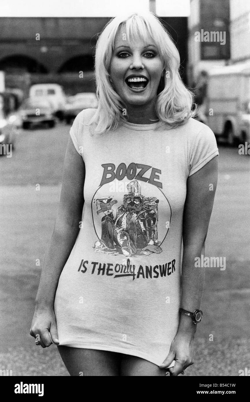 - La mode des années 1970 : Tee Hee shirts. Certaines personnes vont porter quoi pour rire. C'est pourquoi le T-shirt est devenu le t-shirt tee Hee. Pour la génération création en vue d'une vente rapide en ont fait un top-selling giggle garment avec dessins amusant toute la fureur. L'homme derrière bon nombre des dessins et modèles industriels est Bob Lange, 28 ans, qui dirige une entreprise avec son frère dans le nord de Londres. Il a déclaré : "Nous sommes fiers d'avoir des conceptions les plus grossières. Les ventes de leur €1,75 pour les garçons et les filles à l'adolescence et la vingtaine de permettre à M. Lange à fumer des cigares de graisse et conduire une voiture chère. 'J'espère que quand je suis à la retraite", dit-il 30 Banque D'Images