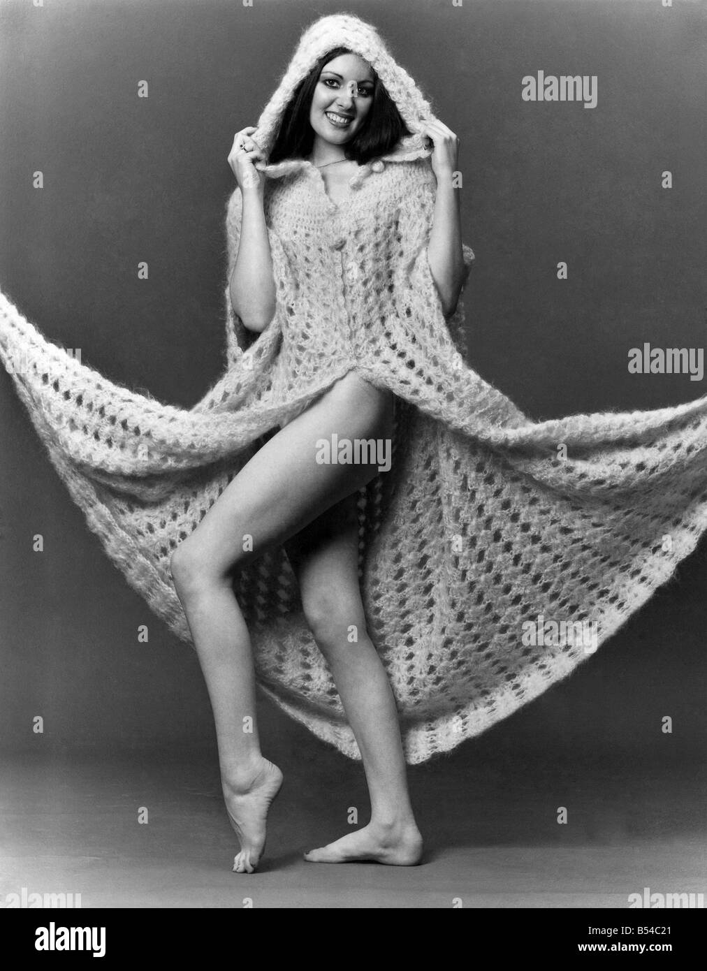 - La mode des années 70. Scots obtenir accroché sur le Crochet irlandais. Le crochet a été probablement inventé par les Irlandais. L'elso qui serait même penser à beaucoup de trous à tricoter ensemble ? Mais le résultat est beau, surtout quand il s'agit d'une cape, en bonneterie de mohair. Même si vous n'avez pas une croix sur le dessous, vous devrez toujours être aussi chaude qu'un whisky irlandais. La suture finement travaillées a pris 10 jours pour compléter - de sorte que le coût de £70 est modeste. Avril 1978 P017320 Banque D'Images