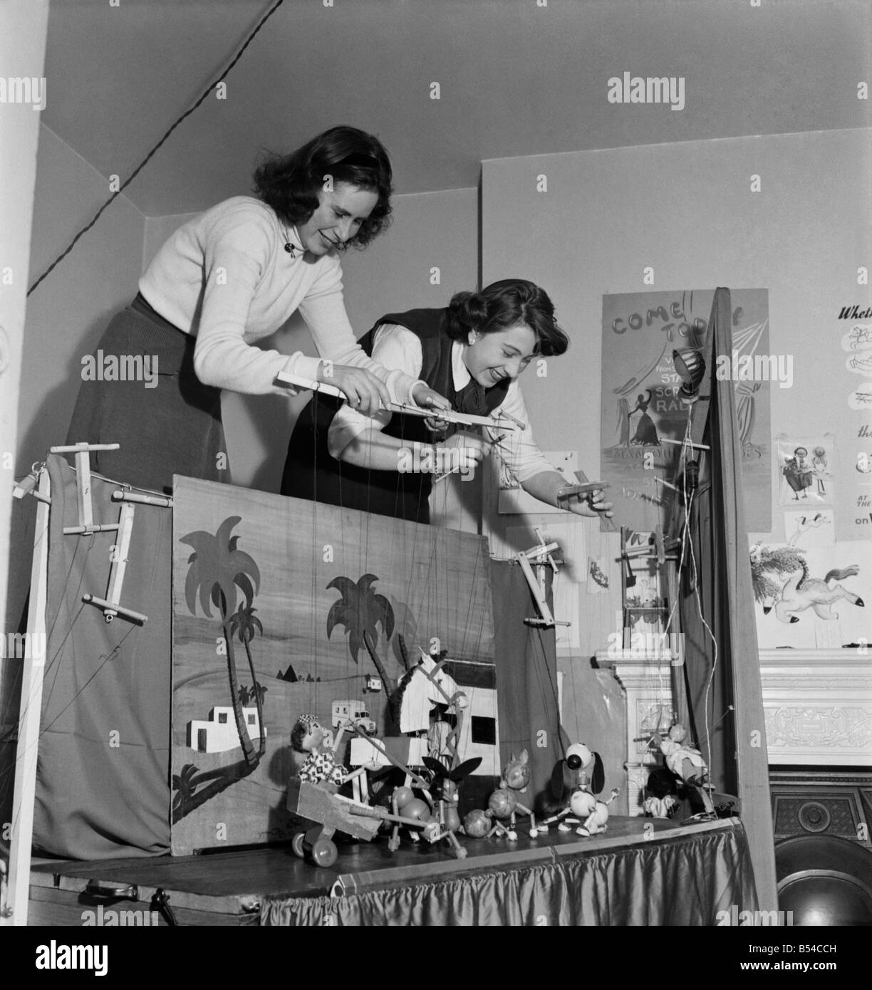 Baley et mère spectacle de marionnettes. &# 13 ;&# 10;Mars 1953 &# 13 ;&# 10;D106-001 Banque D'Images