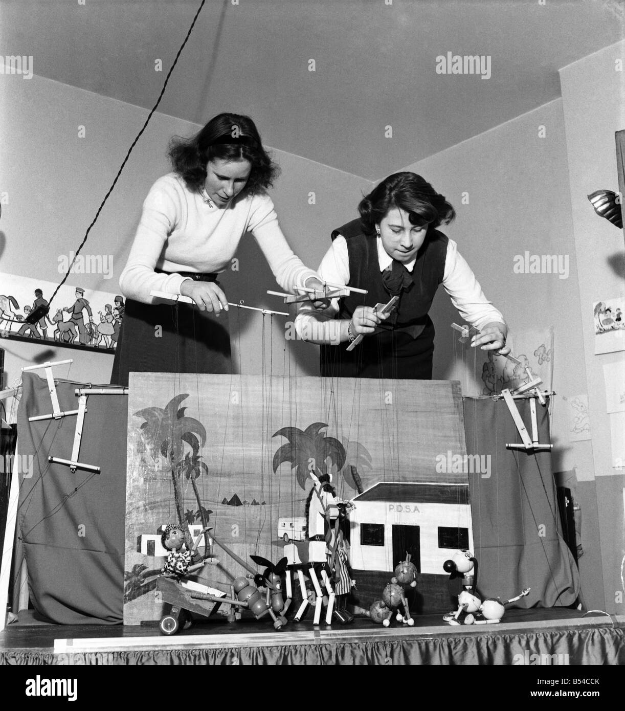 Baley et mère spectacle de marionnettes. &# 13 ;&# 10;Mars 1953 &# 13 ;&# 10;D106 Banque D'Images