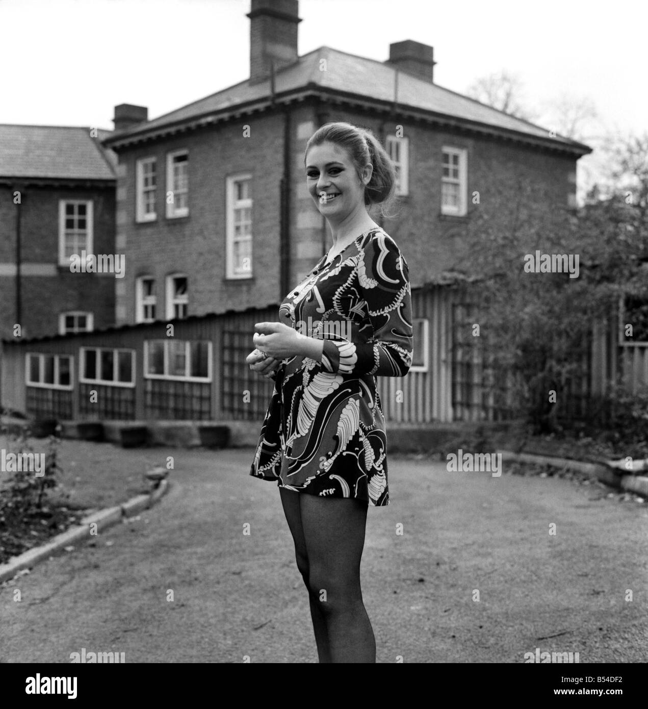 Mlle Pat Browne (21) qui est une assistante infirmière ou aide à l'Alexandra House, Maitland Park Road, Hampstead, accueil pour de vieilles dames. Pat Browne en mini jupe dans les motifs de la maison. Novembre 1969 Z11372-004 Banque D'Images Mlle Pat Browne (21) qui est une assistante infirmière ou aide à l'Alexandra House, Maitland Park Road, Hampstead, accueil pour de vieilles dames. Pat Browne en mini jupe dans les motifs de la maison. Novembre 1969 Z11372-004 Banque D'Images