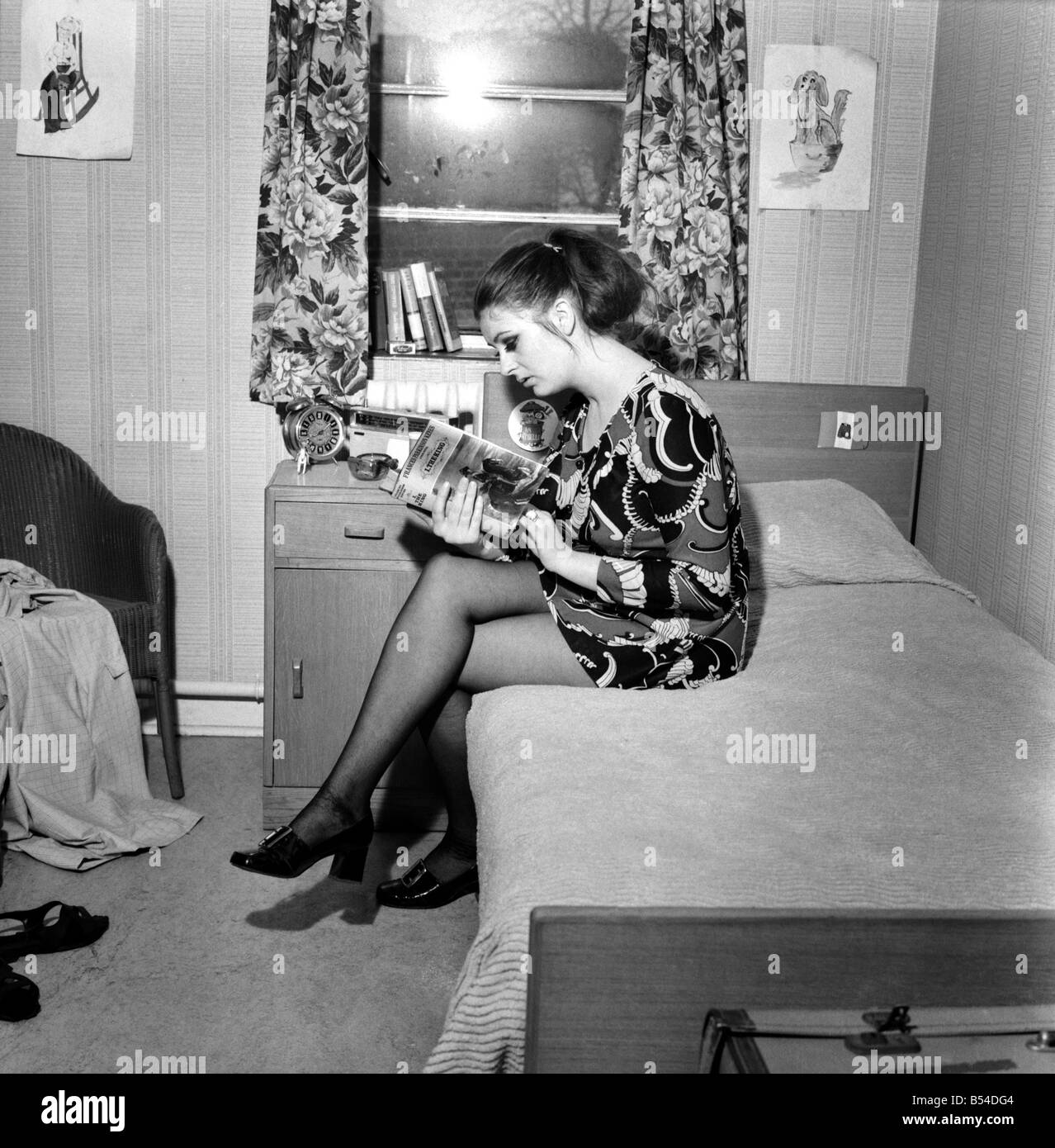 Mlle Pat Browne (21) qui est une assistante infirmière ou aide à l'Alexandra House, Maitland Park Road, Hampstead, accueil pour de vieilles dames. Pat Browne portant une jupe, dans sa chambre. Novembre 1969 Z11372 Banque D'Images Mlle Pat Browne (21) qui est une assistante infirmière ou aide à l'Alexandra House, Maitland Park Road, Hampstead, accueil pour de vieilles dames. Pat Browne portant une jupe, dans sa chambre. Novembre 1969 Z11372 Banque D'Images