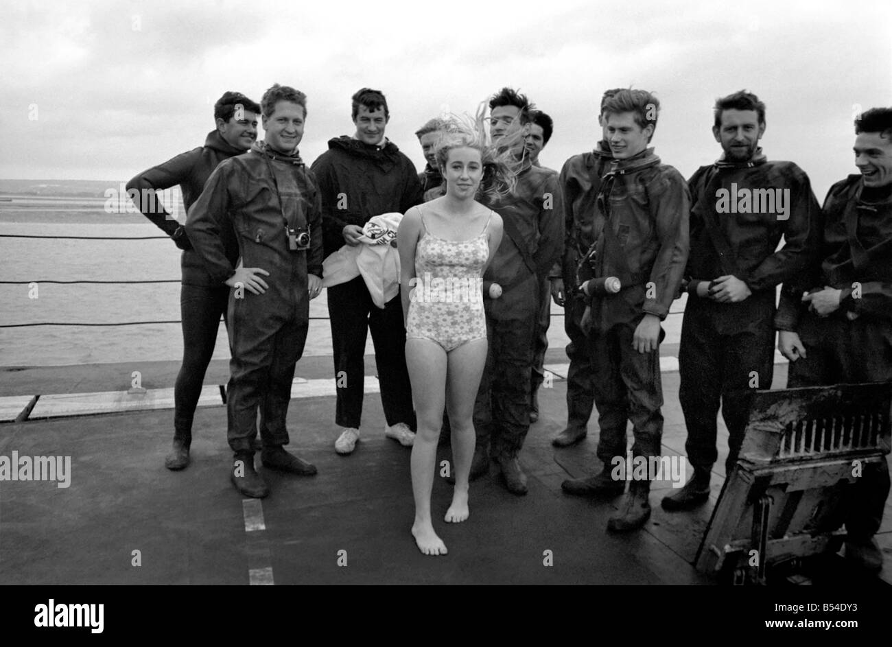 Divertissement. La marine militaire : Vingt navires divers de H.M.S. Hermes s'est associé à 14 ans Janet Abercombie l anglais et gallois Champion de plongée, faire une interdiction 45 ft plonger dans le port de Portsmouth à partir de la plate-forme supérieure de H.M.S. Hermes. C'était dans la promotion de l'aide de clichés pour une édition spéciale de Thames Television, "Opportunity Knocks" qui seront projetés le 10 novembre. Janet Abercombie la préparation de la plongée 45ft de Hermes. Novembre 1969 Z10604-002 Banque D'Images