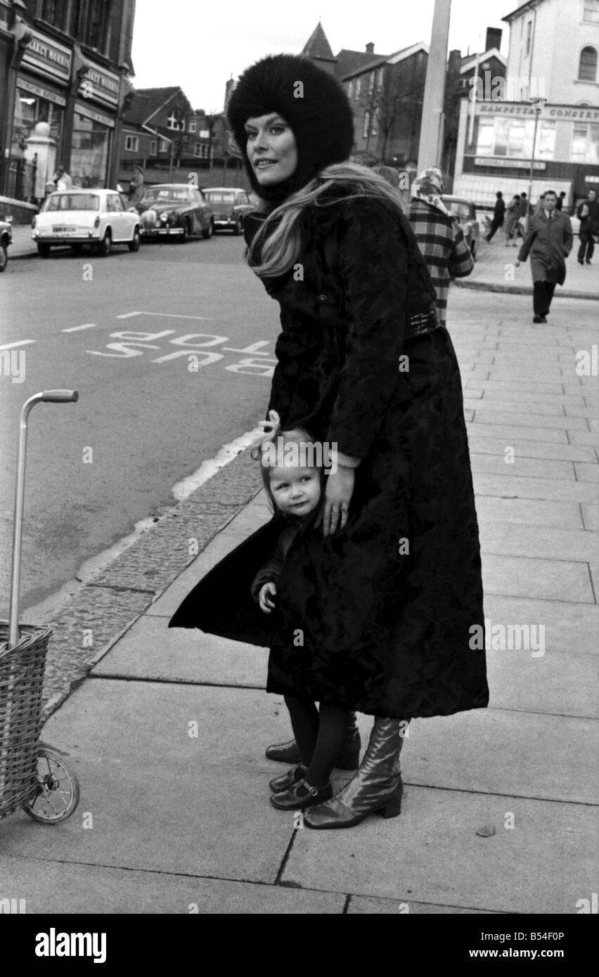 Dean Francis actrice qui vit à Fairfax Road, T.6., porte une maxi-coat et il est fait de fourrure synthétique par astraka. Elle était o Banque D'Images