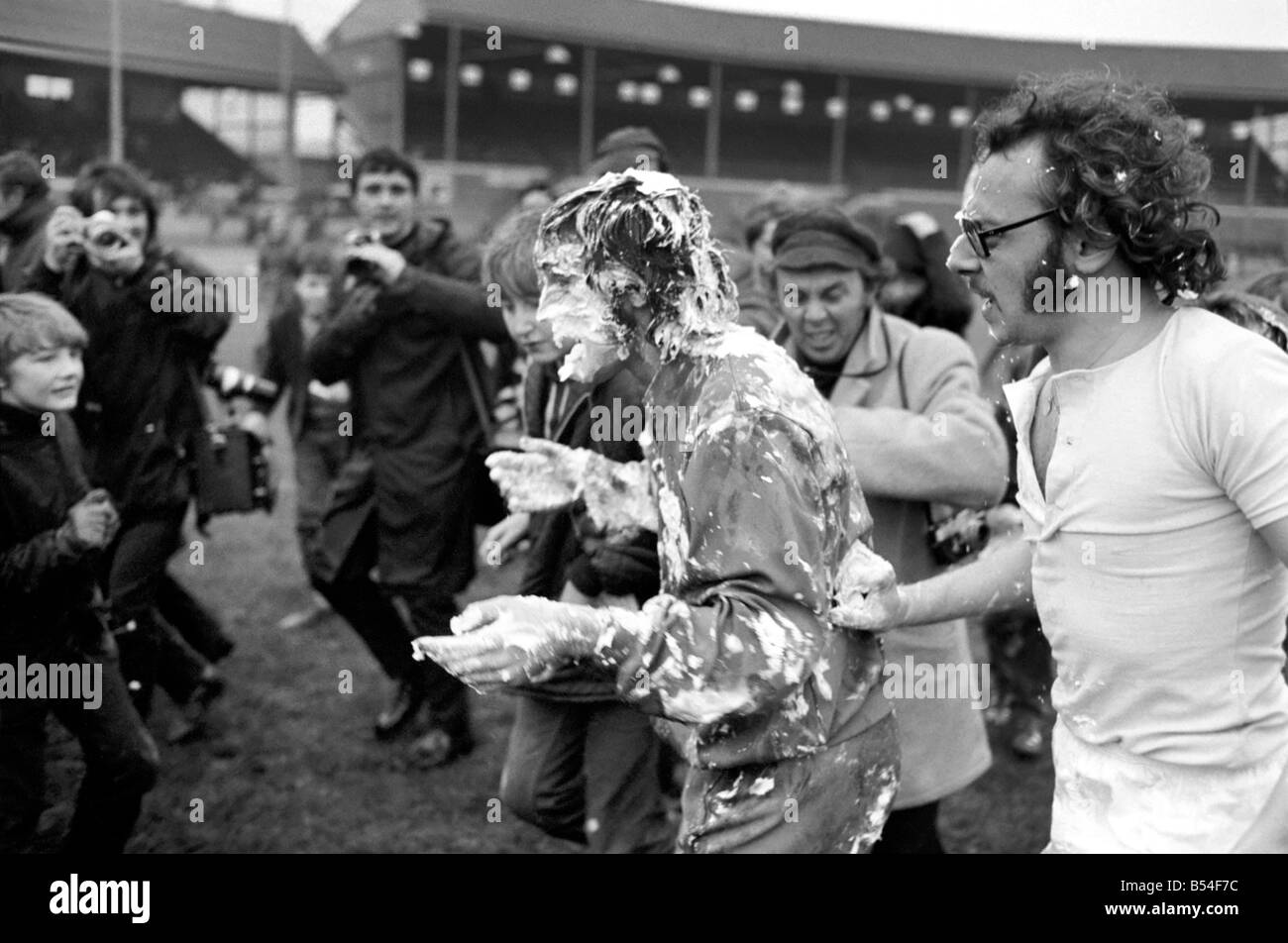 . Les joueurs visés à l'eau savonneuse pendant un match de football de bienfaisance. Novembre 1969 Z11133-002 Banque D'Images