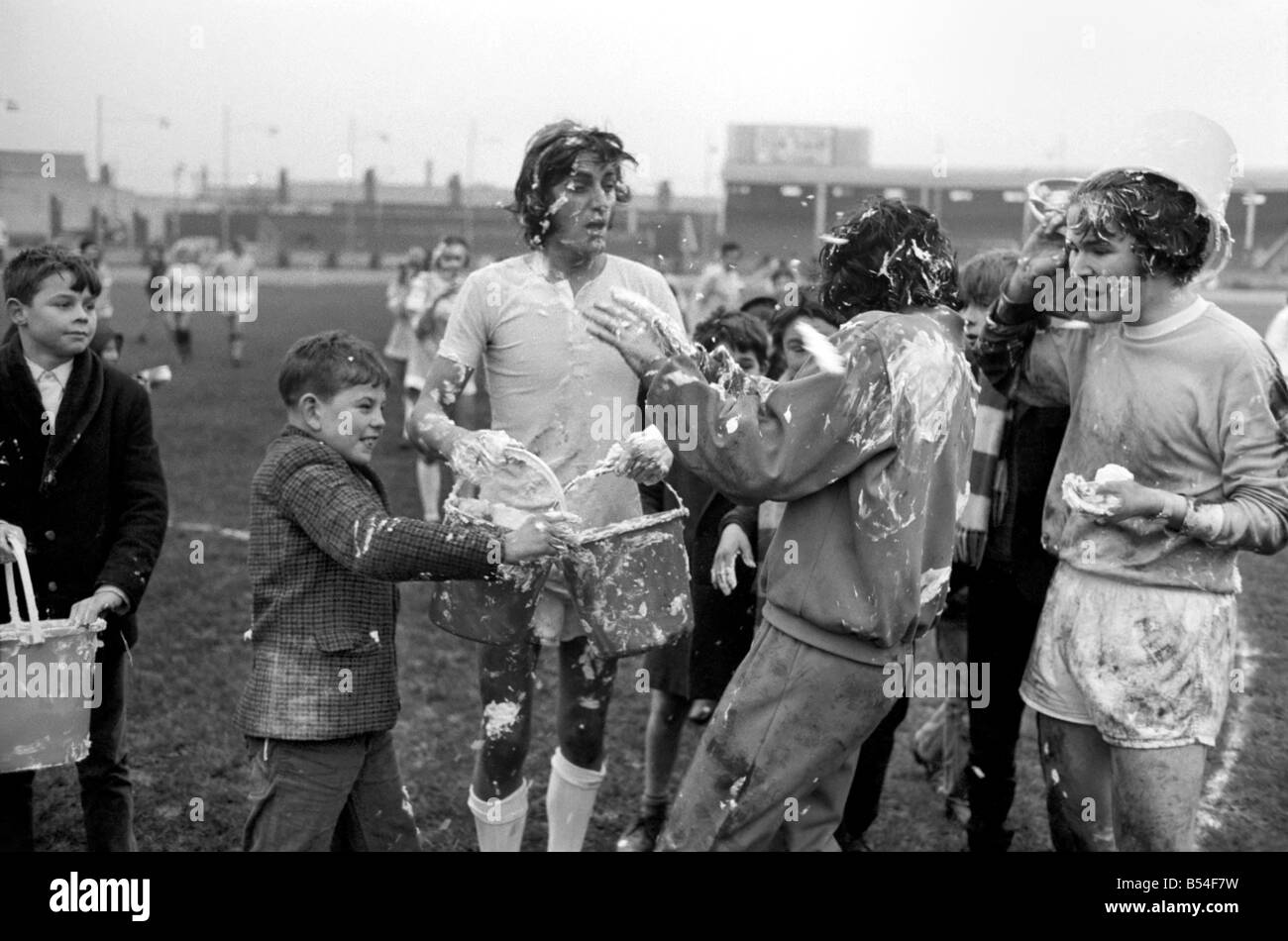 . Les joueurs visés à l'eau savonneuse pendant un match de football de bienfaisance. Novembre 1969 Z11133 Banque D'Images