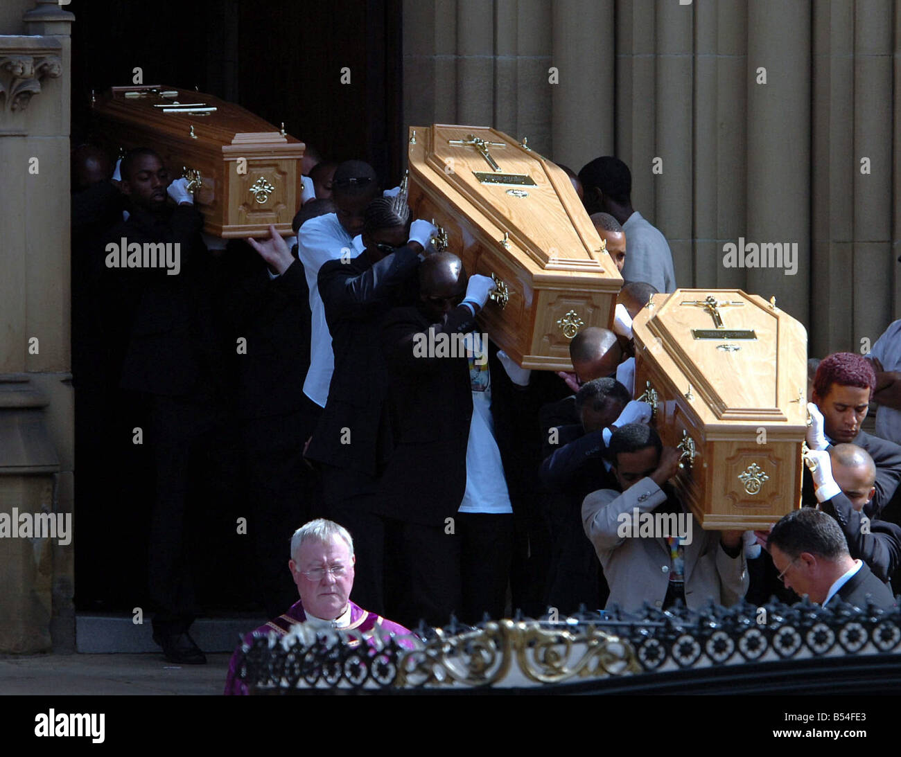 Les trois cercueils lors des funérailles de Beverley Williams et ses enfants Keisha et Fred Wizzart à l'église Saint Nom, Manchester Banque D'Images