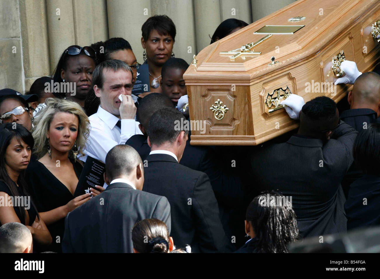 Larmes à l'enterrement de Beverley Samuels et ses enfants Kesha et Fred Wizzart à l'église du Saint Nom Manchester en deuil regarder le cercueil de Kesha Wizzart Banque D'Images