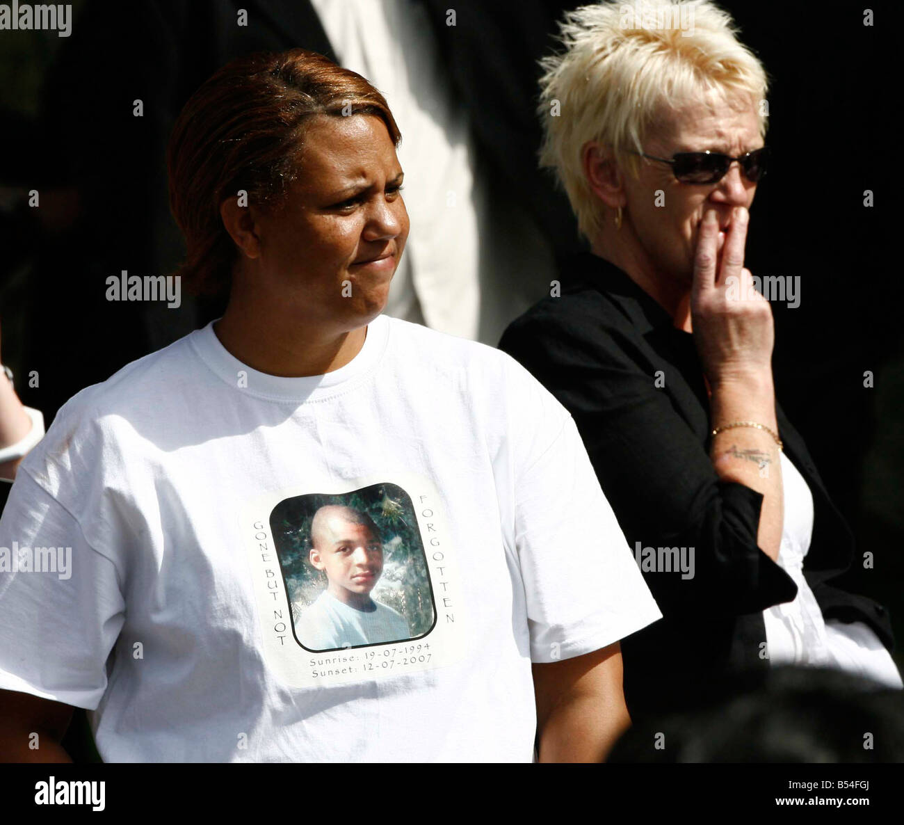 En deuil en T-shirts à l'enterrement de Beverley Williams et ses enfants Keisha et Fred Wizzart à l'église Saint Nom, Manchester Banque D'Images