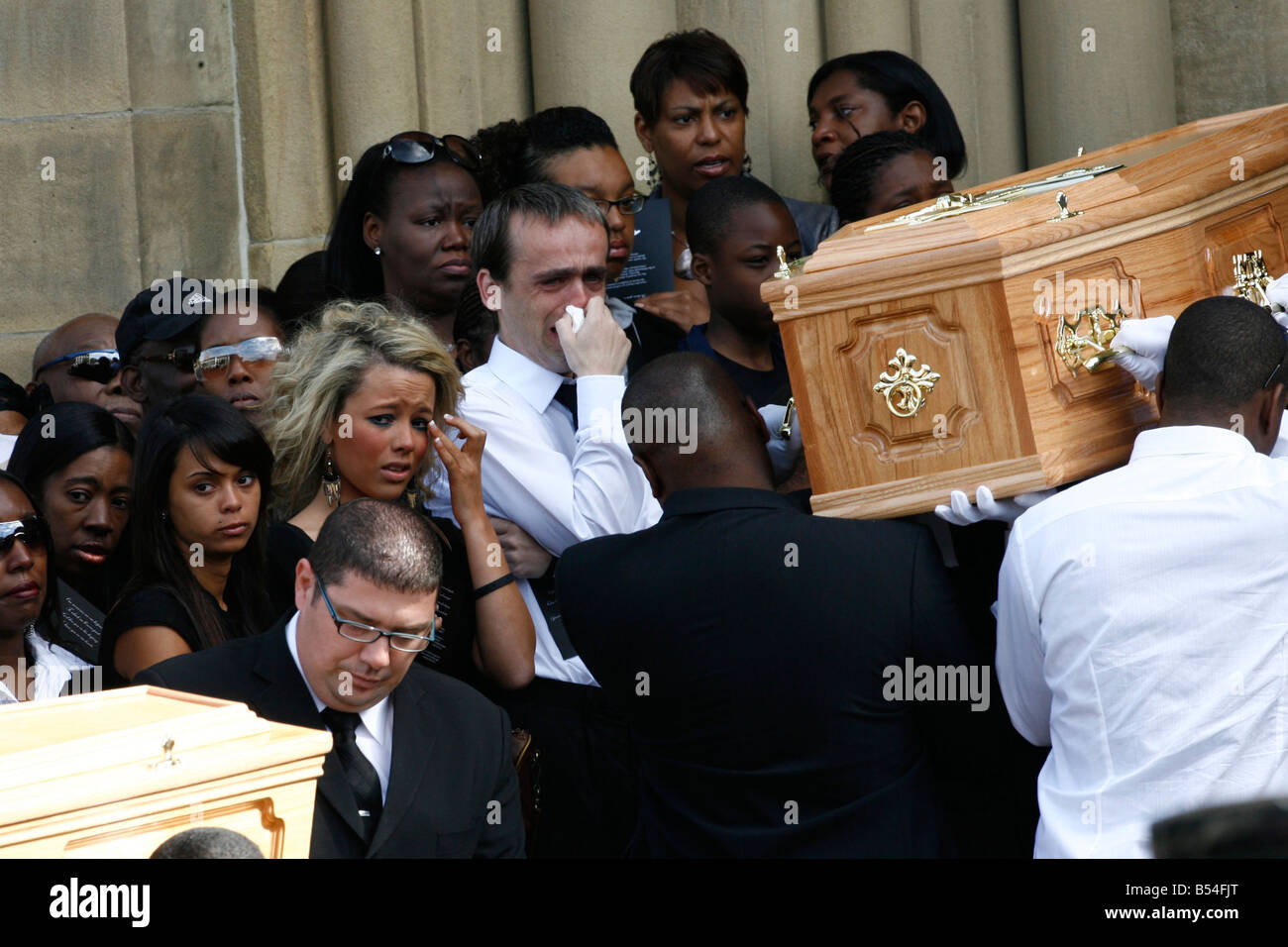 En deuil regarder les cercueils lors des funérailles de Beverley Williams et ses enfants Keisha et Fred Wizzart à l'église Saint Nom, Manchester Banque D'Images