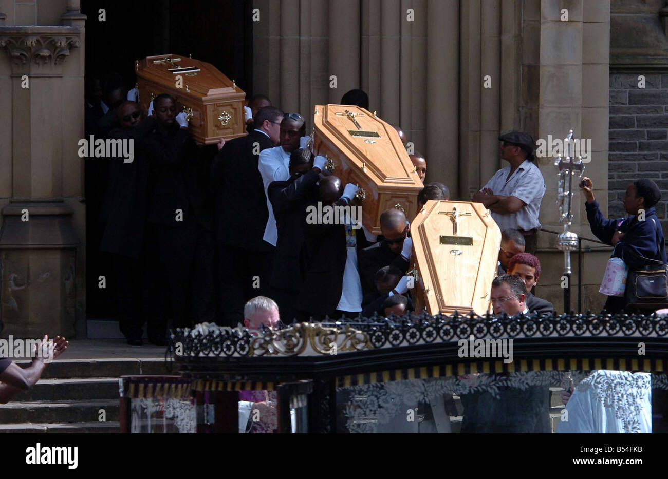 Les trois cercueils lors des funérailles de Beverley Williams et ses enfants Keisha et Fred Wizzart à l'église Saint Nom, Manchester Banque D'Images