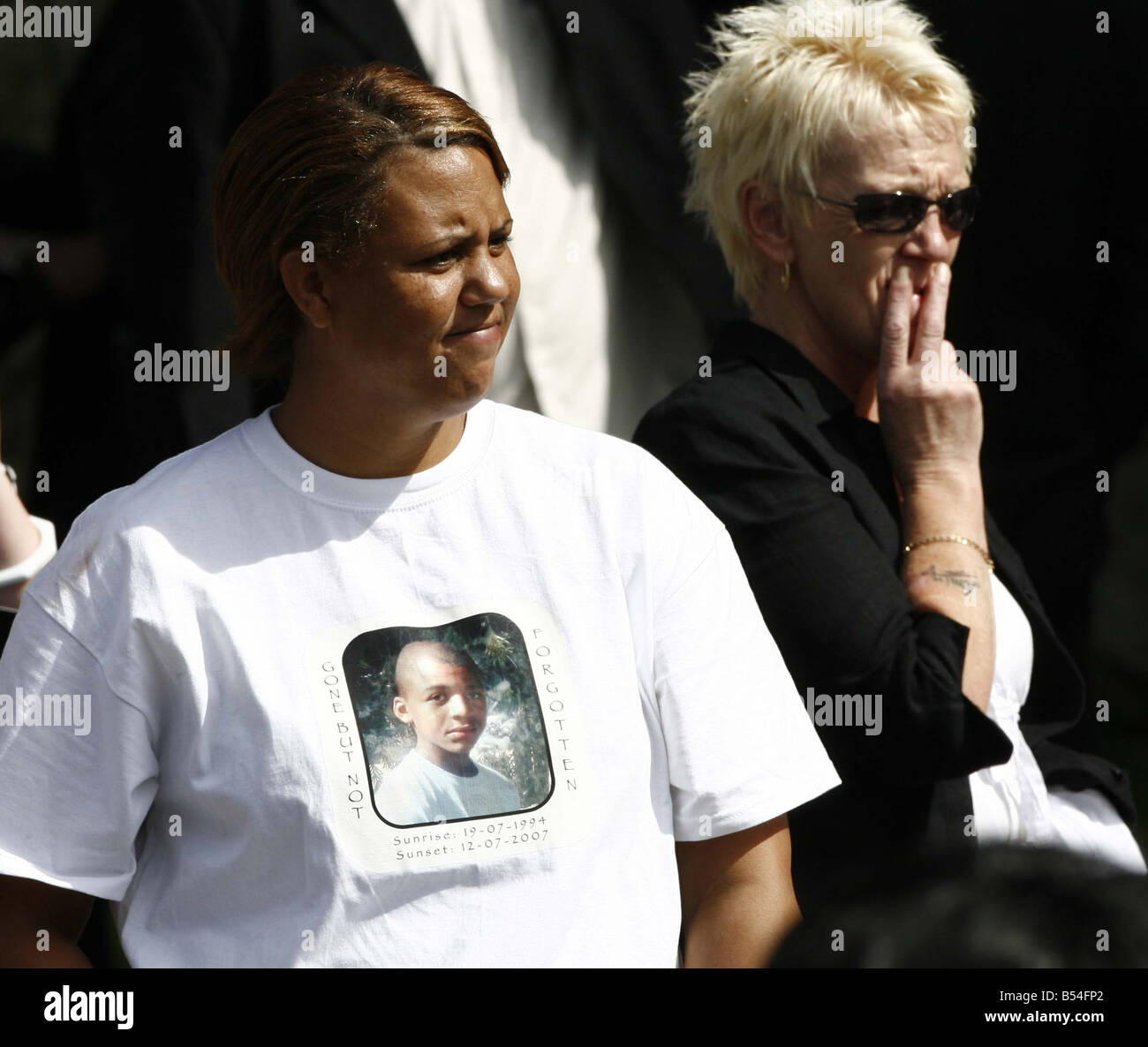 En deuil de t shirts à l'enterrement de Beverley Williams et ses enfants Keisha et Fred Wizzart à l'église Saint Nom Manchester Banque D'Images